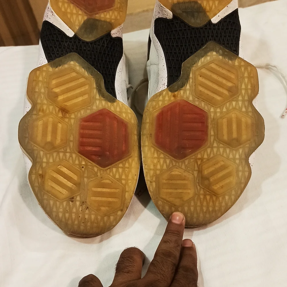 Nike LeBron James  13 Horror Flick Hypebeast. - Picture 7 of 12